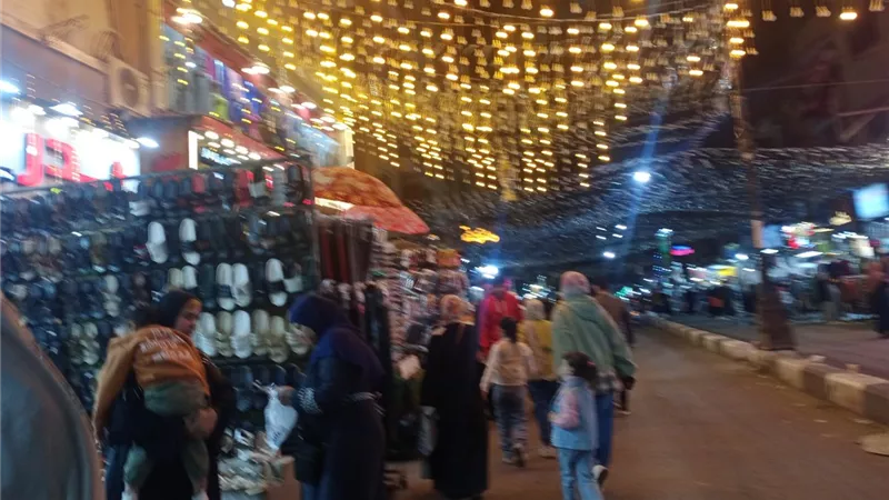 زحام بشوارع الإسماعيلية التجارية في رمضان..صور