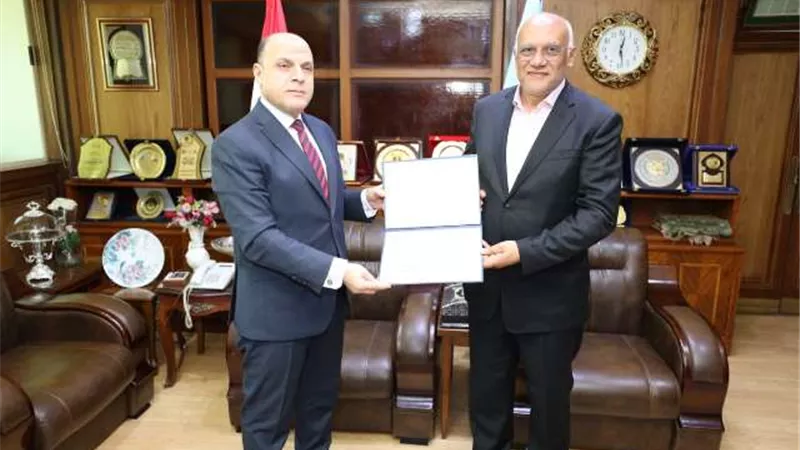 محافظ كفرالشيخ يكرم مدير الطرق والنقل لبلوغه السن القانونية