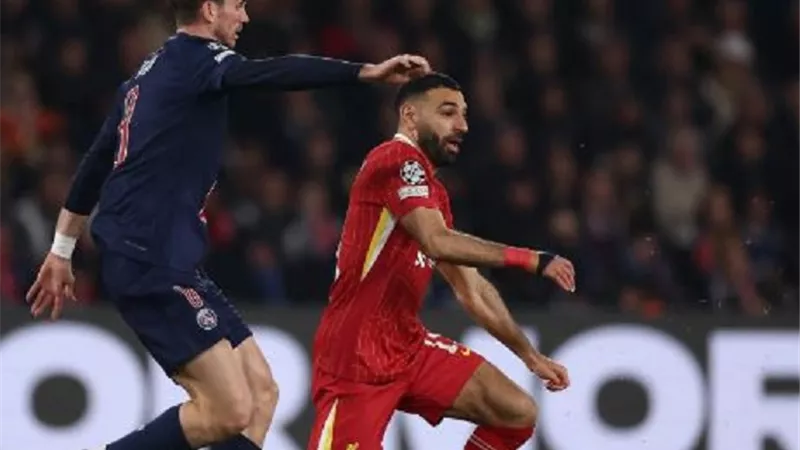 لاعبو ليفربول يطالبون بركلة جزاء بعد عرقلة محمد صلاح - شاهد