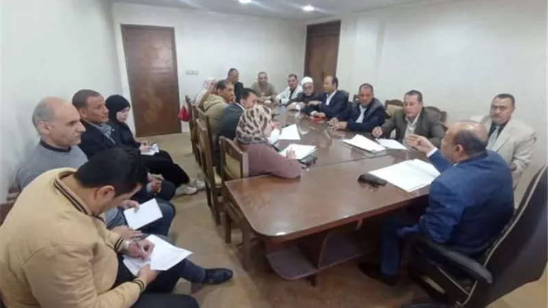 محافظ دمياط يشكل لجنة لمتابعة أرصدة السلع الأساسية والغذائية