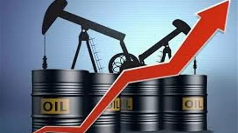 النفط يرتفع مع ضعف الدولار