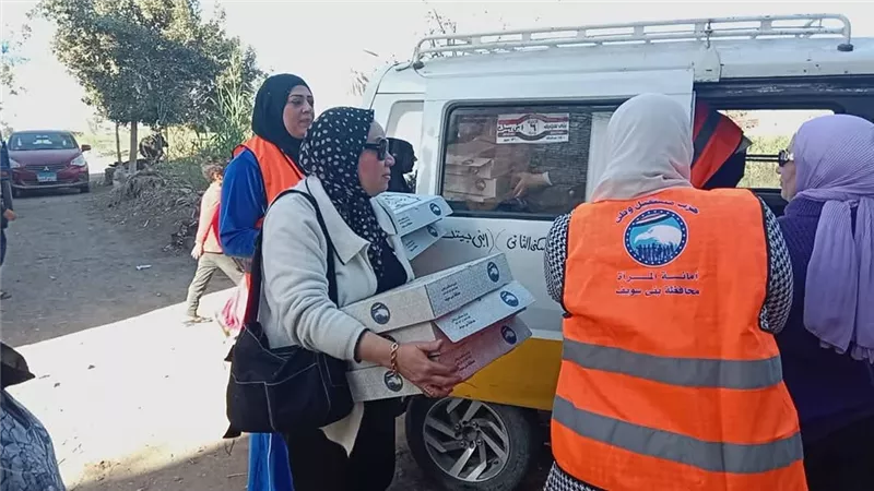 أمانة المرأة بمستقبل وطن توزع وجبات ساخنة ببني سويف