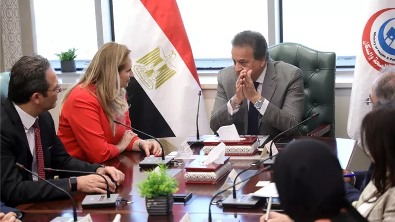 وزير الصحة يبحث مع شركة 