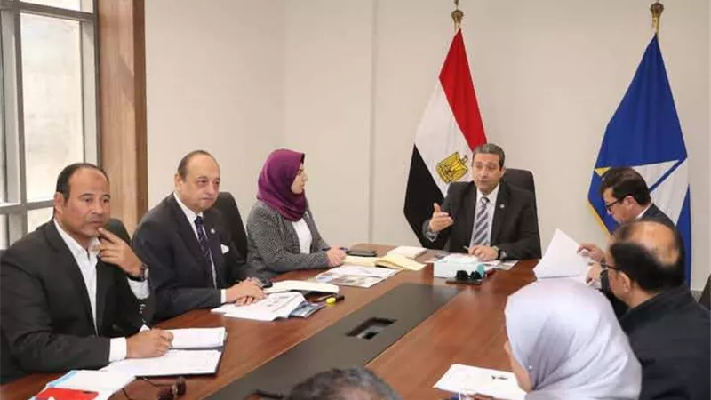 محافظ دمياط يبحث مخططات التطوير للأسواق ومواقف السيارات