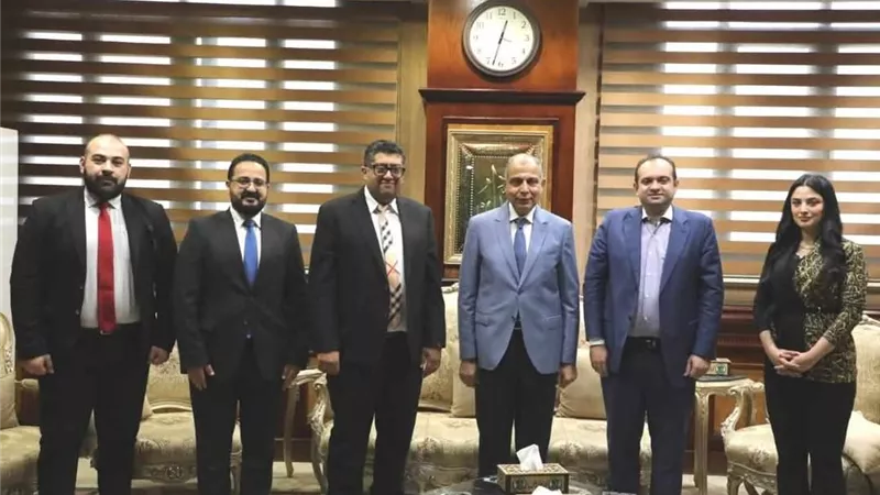 محافظ المنيا يستقبل وفد المكتب الفني للبابا تواضروس الثاني