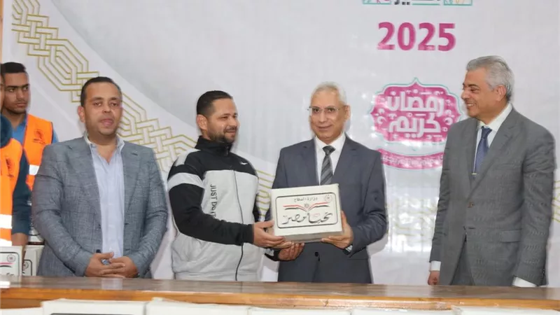 توزيع 3200 كرتونة مواد غذائية للعاملين بجامعة المنيا