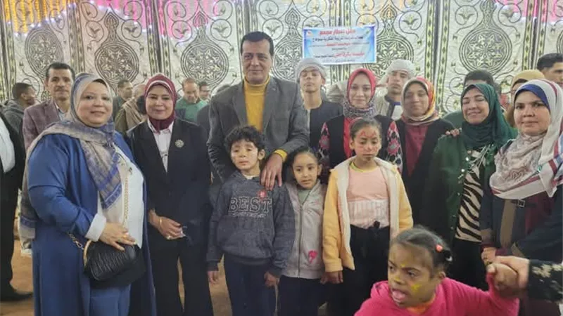 مدير تعليم سوهاج يشارك طلاب مدرسة التربية الفكرية حفل الإفطار
