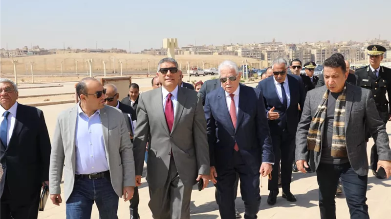 محافظ الجيزة يتفقد تنفيذ مشروع تطوير المنطقة الأثرية للأهرامات