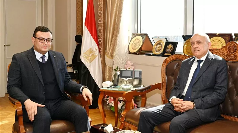 وزير الإسكان ومحافظ الأقصر يبحثان الحلول لرفع كفاءة المياه والصرف