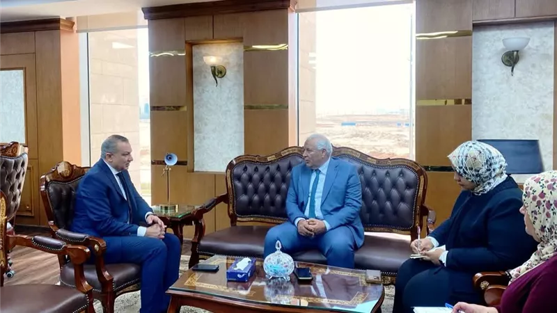 محافظ الوادي الجديد يلتقي رئيس 