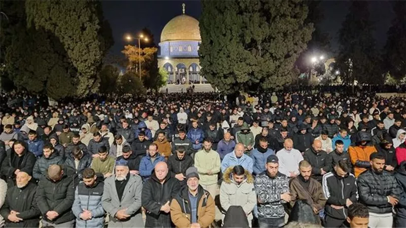 65 ألف مصل يؤدون العشاء والتراويح في المسجد الأقصى
