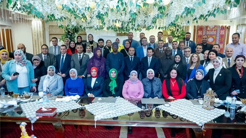 وزير الشباب يشارك أعضاء نموذج محاكاة مجلس الشيوخ في مائدة الإفطار