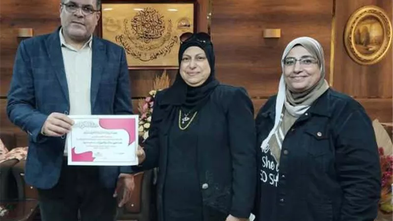 تعليم دمياط يكرم مديرة النشرات لبلوغها السن القانونية للتقاعد