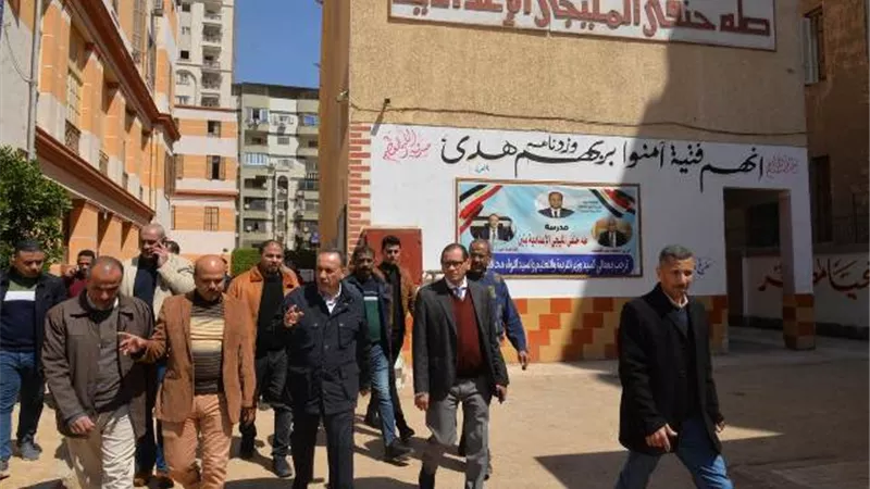 محافظ أسيوط يأمر بالتحقيق في فحص المواد الكيميائية بمدرسة