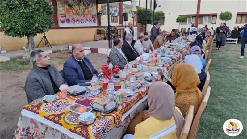مدير تعليم سوهاج يشارك طالبات مدرسة الأمل إفطارًا رمضانيًا