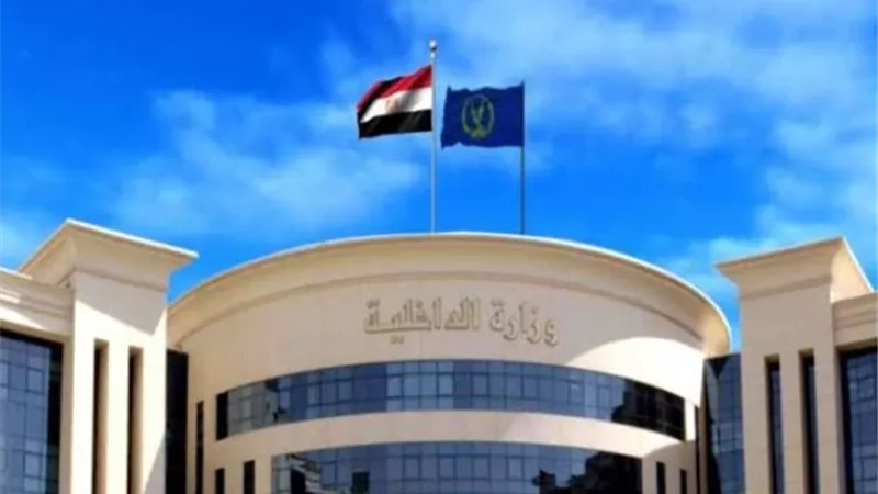 ضبط سائق توك توك لسيره على منطقة سير المشاة بالإسكندرية