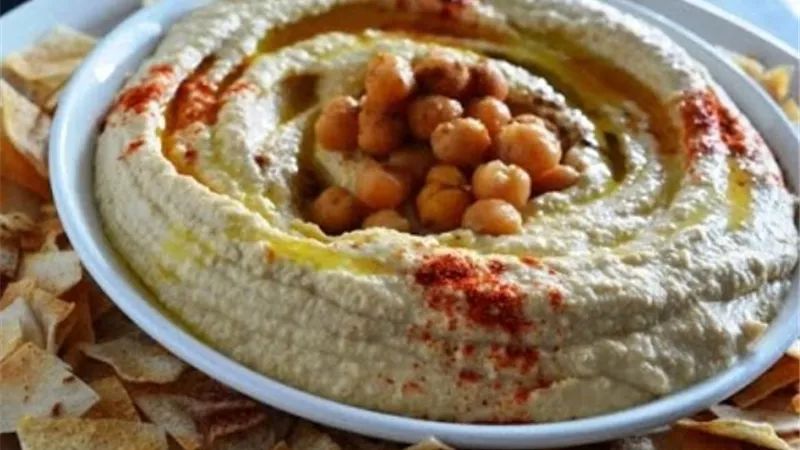 سلطة الحمص بالطحينة.. طبق مختلف من أجمل المقبلات على سفرتك