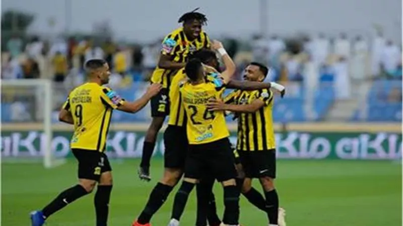 بنزيما يقود هجوم اتحاد جدة أمام الرياض بالدوري السعودي