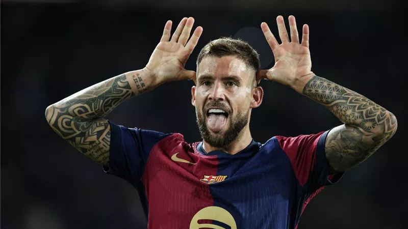 رسميا| برشلونة يمدد عقد مارتينيز حتى 2026