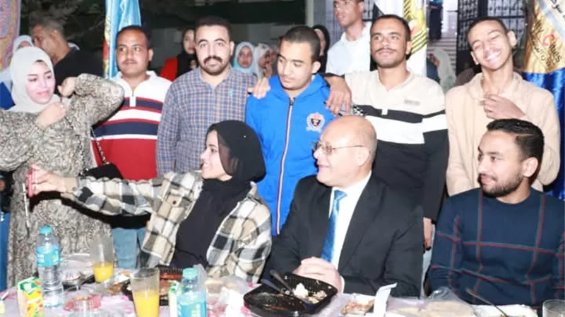 رئيس جامعة سوهاج: سعادتي تكتمل بتواجدي وسط أبنائي وبناتي الطلاب