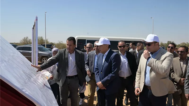 مدبولى يتفقد أعمال إنشاء محطة الصرف الصحي الصناعي بالعاشر من رمضا