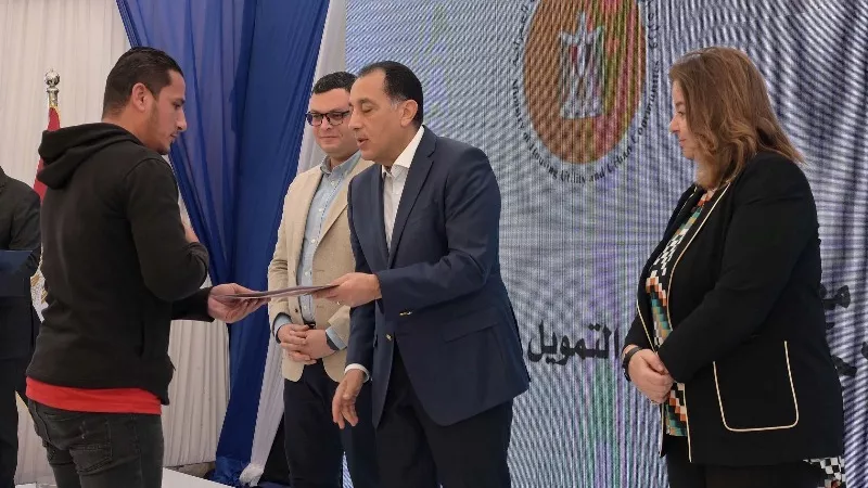 رئيس الوزراء يُسلم عقود وحدات سكنية لمنخفضي ومتوسطي الدخل