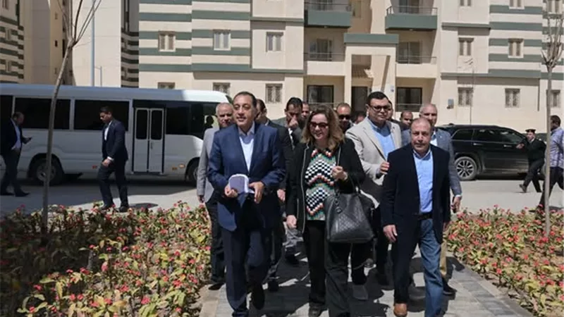 رئيس الوزراء يتفقد نماذج وحدات سكنية ضمن المبادرة الرئاسية 