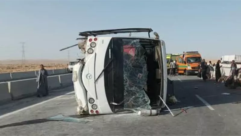 إصابة 13 شخصا فى انقلاب مينى باص بطريق الزعفرانة شمال البحرالأحمر