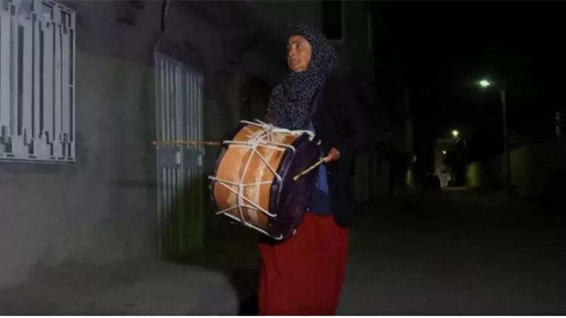 امرأة تونسية تحيي مهنة المسحراتي في رمضان