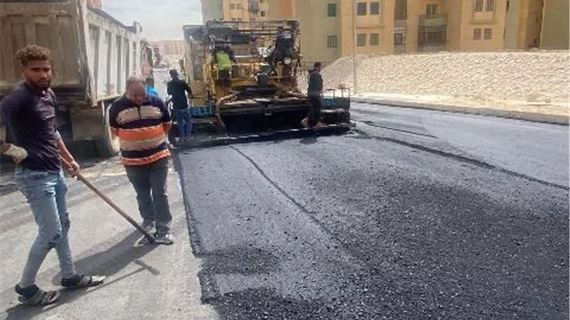 تنفيذ أعمال تطوير ورفع كفاءة طرق بمدينتي 15 مايو والشروق