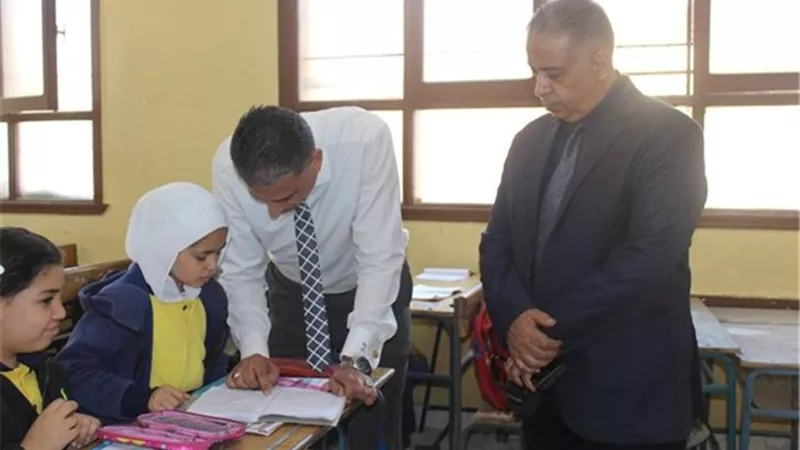 وكيل وزارة التعليم بالجيزة يتفقد مدارس الوراق وشمال الجيزة