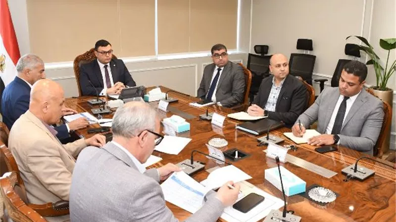 وزير الإسكان يتابع موقف أعمال صيانة الطرق والمحاور بالمدن الجديدة