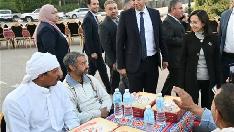 محافظ البحيرة تشارك ١٠٠٠ من عمال النظافة الإفطار وتكرم ٣٤