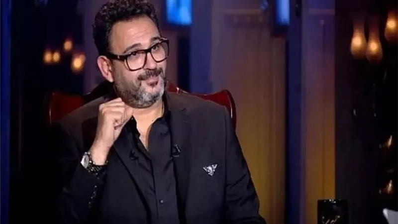 أكرم حسني: النكتة القصيرة بتضحك أكتر.. الكوميديا الأقصر أفضل