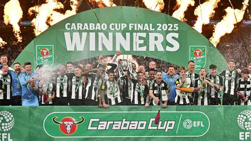 لاعب نيوكاسل السابق يحصل علي ميدالية كأس «كاراباو» رغم رحيله