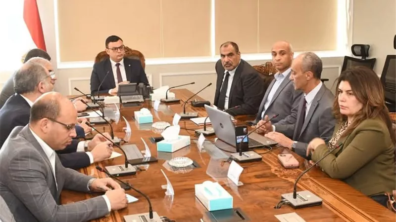 وزير الإسكان يبحث مع شركة عالمية إنشاء بحيرات ومعالجة مياه الصرف