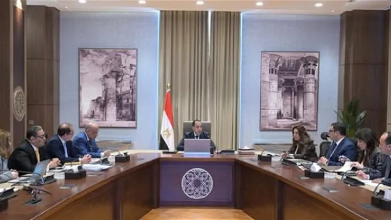 رئيس الوزراء يستعرض موقف تمويل وتنفيذ 