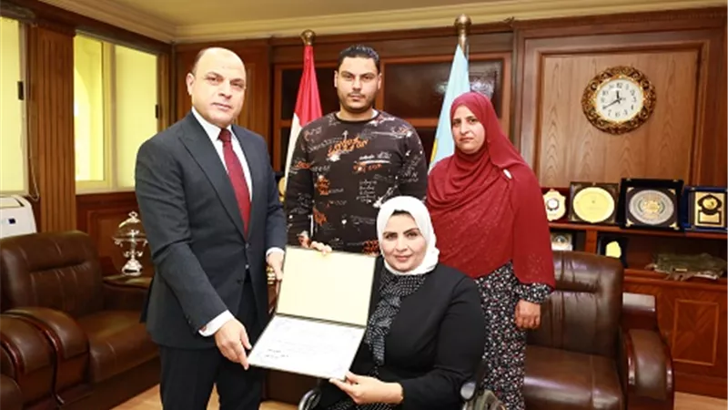 محافظ كفرالشيخ يكرم النائبة مها شعبان الأولى في بطولة الجمهورية