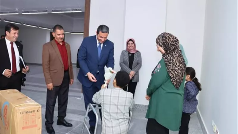 محافظ دمياط يُسلم كرسيا متحركا لطفل من ذوى الهمم