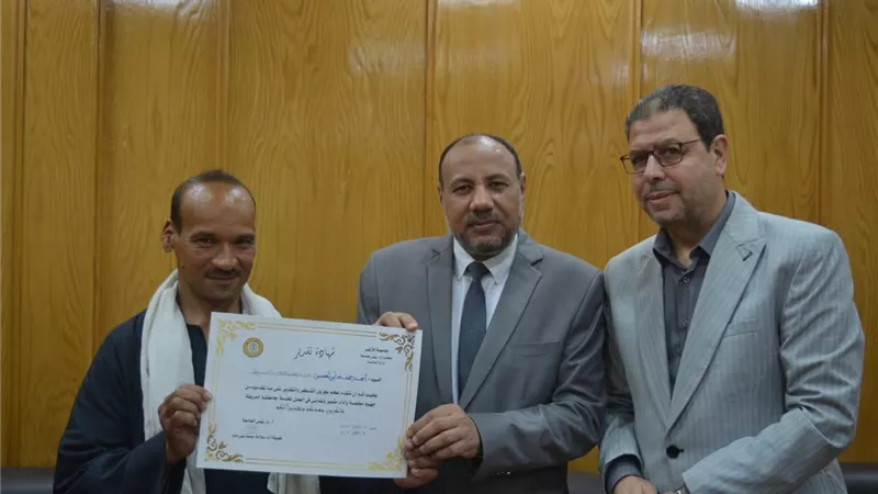 نائب رئيس جامعة الأزهر للوجه القبلي يكرم عددا من العاملين