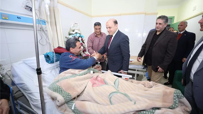 محافظ كفر الشيخ يطمئن على وكيل وزارة التربية بالمستشفى العام