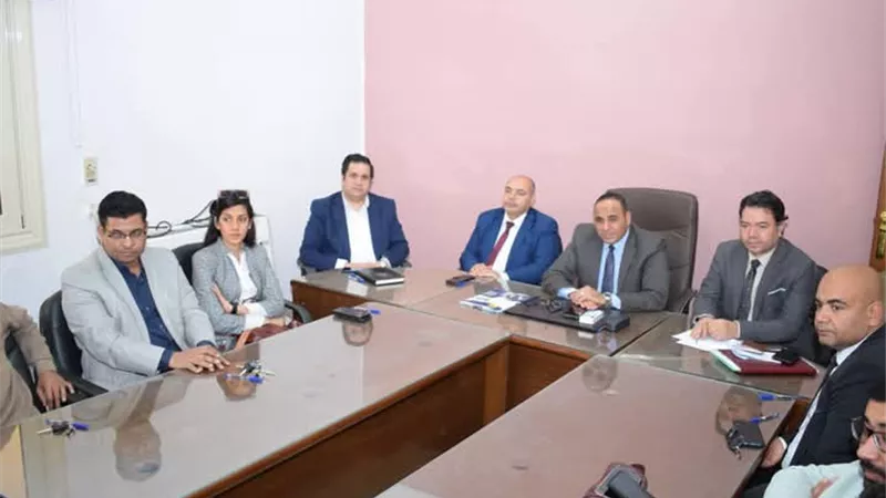 رئيس جامعة سوهاج يناقش دعم المشروعات الصناعية بالمحافظة..صور