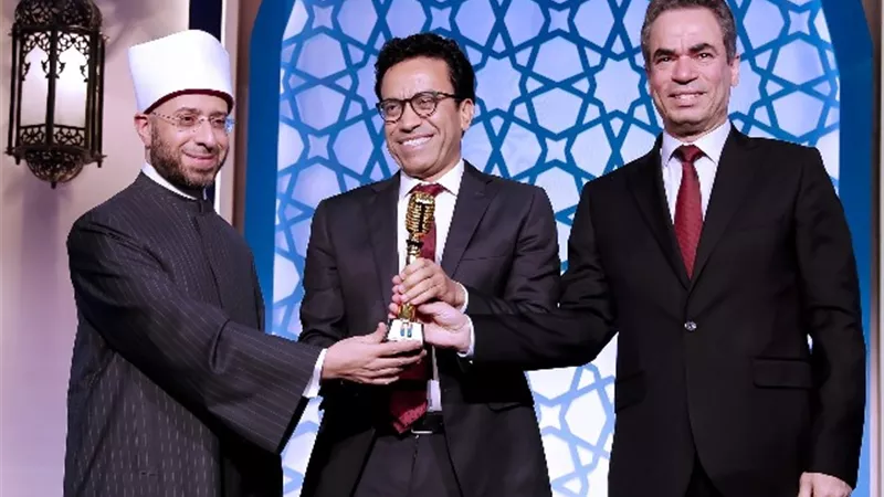 الفنان سامح حسين يهدي برنامجه (قطايف) للتليفزيون المصري