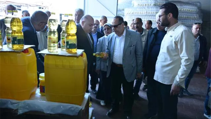 رئيس القابضة الغذائية يتفقد 4 مصانع في الإسكندرية