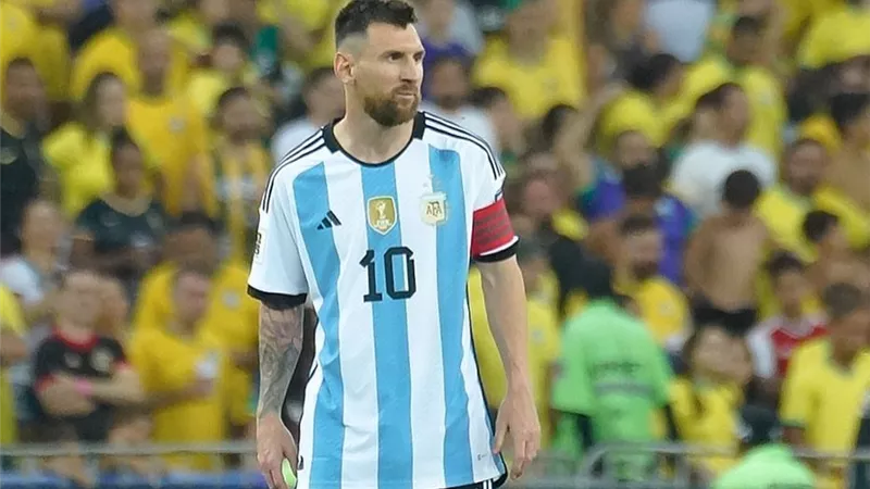 سأشجعكم .. ميسي يعلق على غيابه عن الأرجنتين ضد أوروجواي والبرازيل