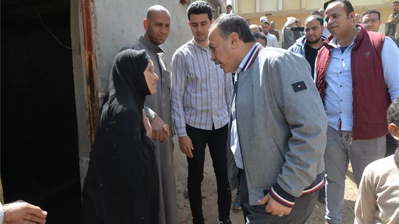 محافظ أسيوط يأمر بإعادة بناء منزل سيدة مسنة