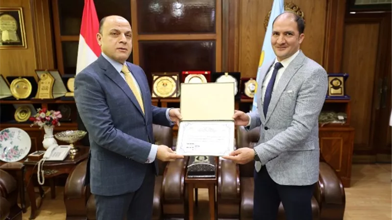 عبدالمعطي يكرم أوائل الحاصلين على برامج تدريب مركزالتنمية المحلية