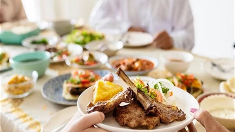 نصائح لتقديم الطعام وتخزين الفائض بأمان في رمضان