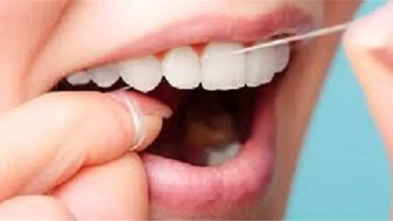 ابتلاع الصائم بقايا الطعام بين أسنانه..هل يُفطره؟