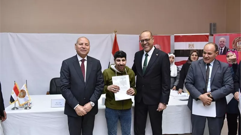وزير العمل ومحافظ القاهرة يُسلمان عقود عمل جديدة لذوى همم من أبناء المحافظة